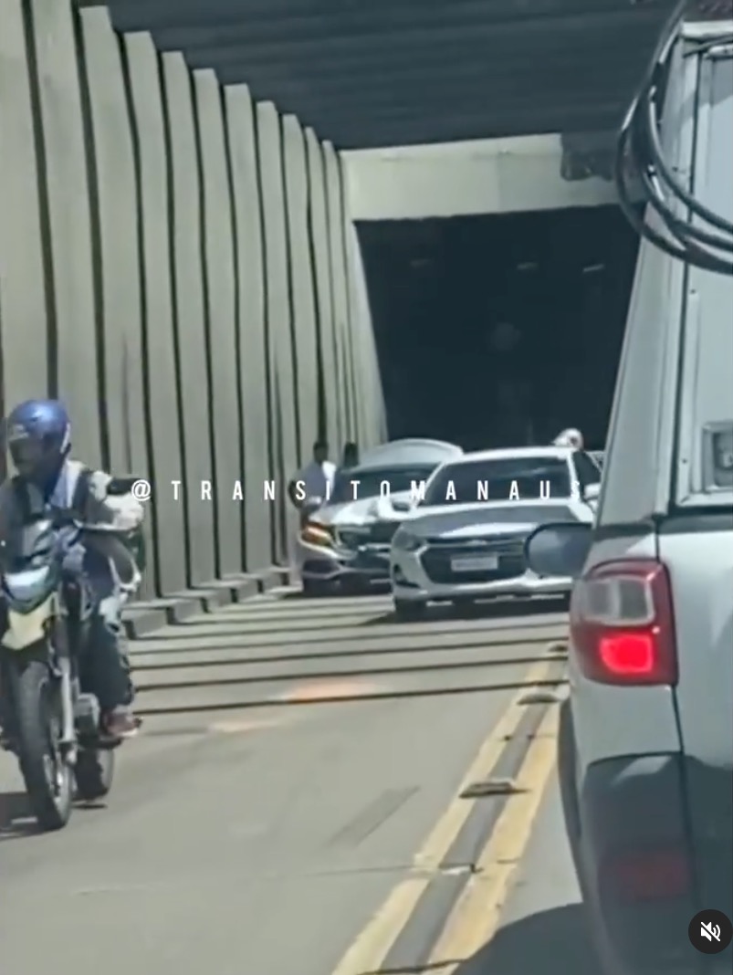 Mercedes fica destruída em acidente e causa congestionamento quilométrico em Manaus