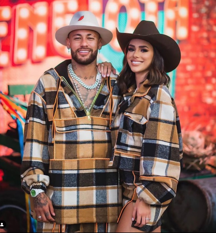 Neymar surge sem aliança em encontro com Medina e levanta boatos de fim de namoro