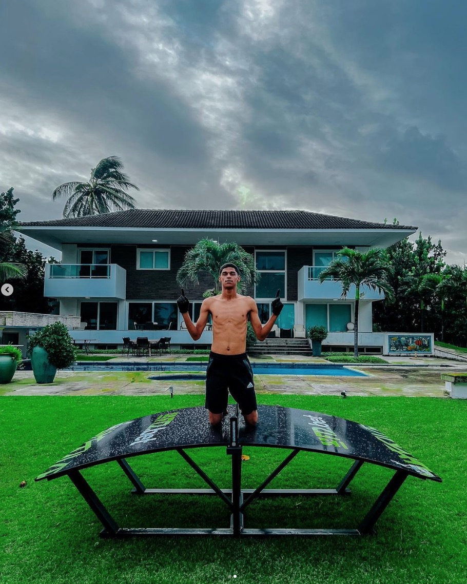 Luva de Pedreiro troca casa humilde por mansão e alfineta ex-empresário