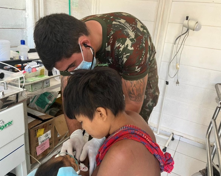 Bebê de 3 meses com dificuldades para respirar é salvo por militares em aldeia Yanomami