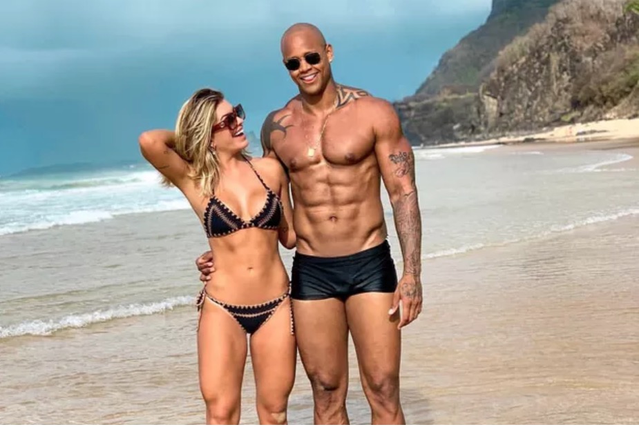 Lore Improta revela photoshop em foto de sunga de Leo Santana: ‘Quase terminamos'