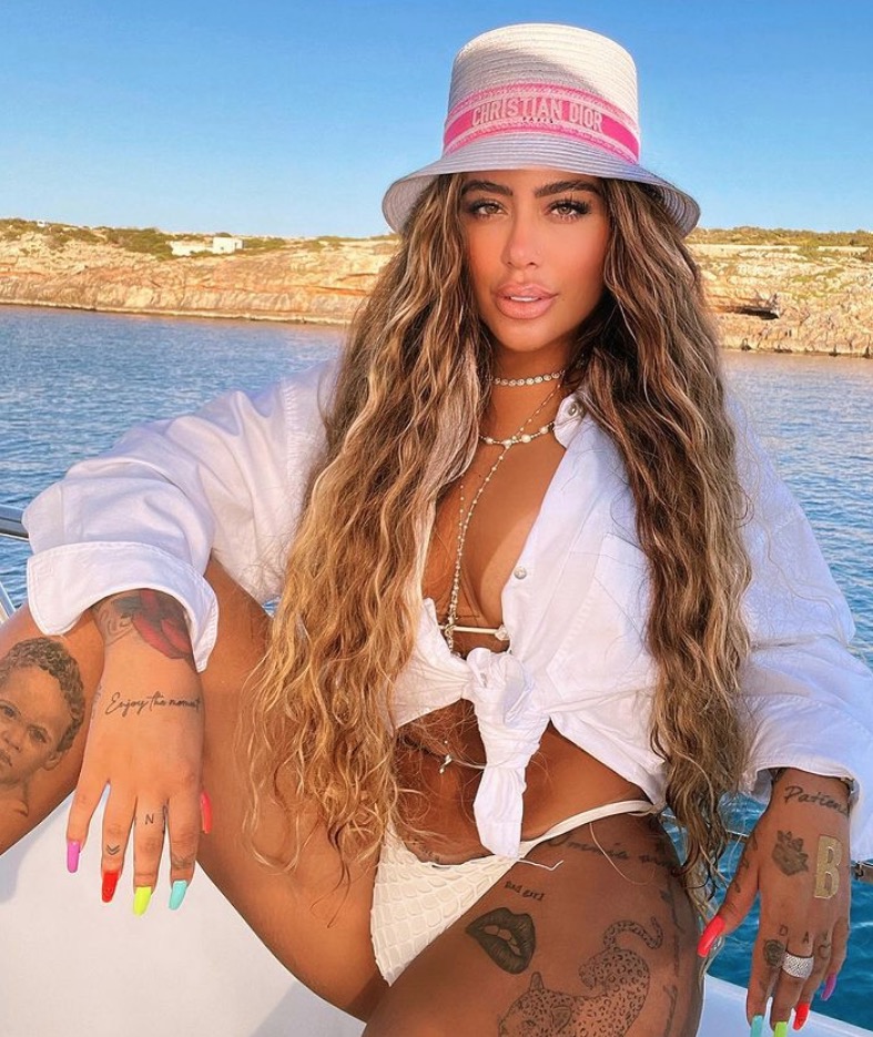 Irmã de Neymar abre as pernas em fotos sensuais após fim do namoro com Gabigol