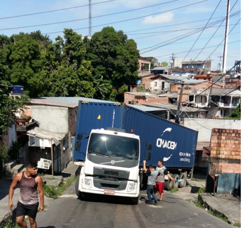 Carreta volta de ré em ladeira, quase causa acidente e bloqueia rua em Manaus