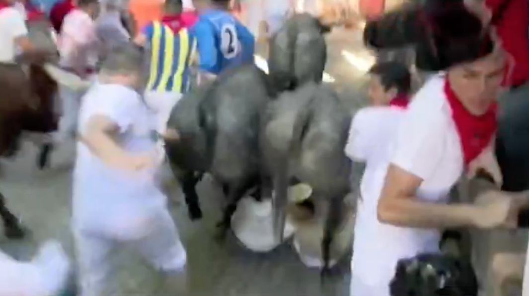 Vídeo mostra pessoas sendo pisoteadas por touros durante festa na Espanha; veja