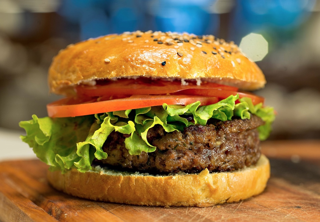 Mulher é chamada de 'morta de fome' e ameaçada ao reclamar de propaganda enganosa