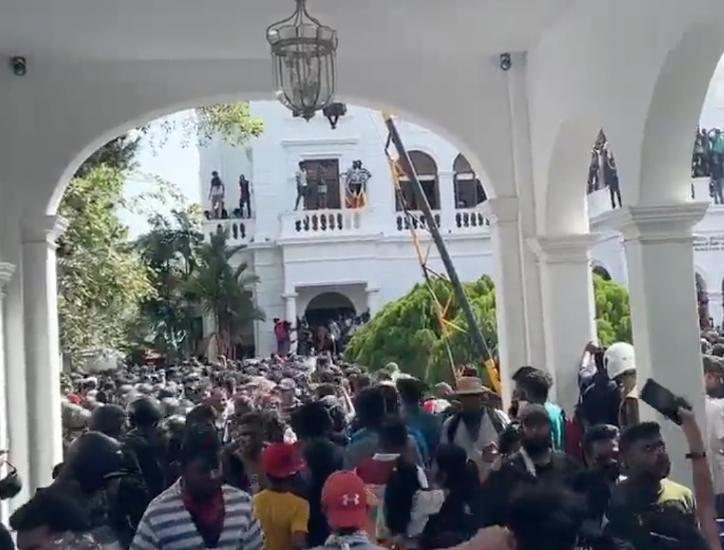 Presidente do Sri Lanka tem casa invadida e foge em meio a onda de protestos; Vídeos