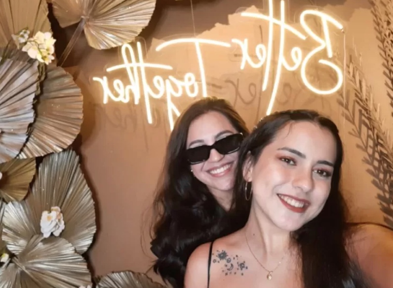 Lésbicas são surpreendidas durante orçamento do casamento; veja o que aconteceu