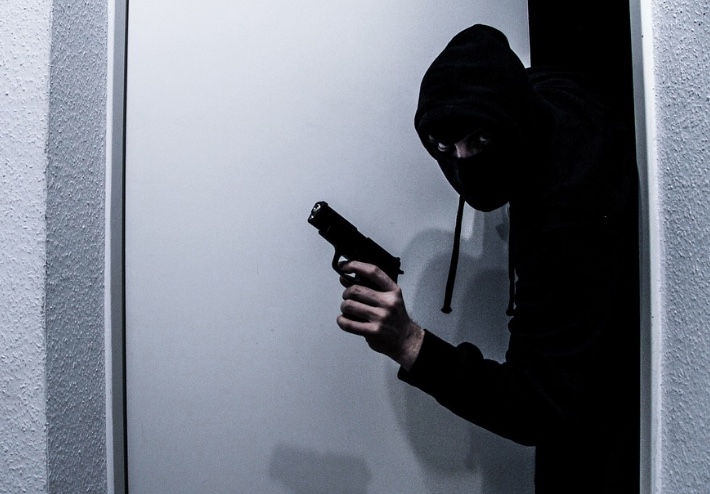 Dupla assalta posto de combustível e faz funcionários reféns em Manaus