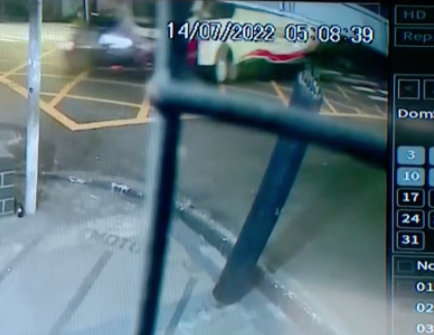 Vídeo mostra acidente violento entre carro de app e micro-ônibus em Manaus