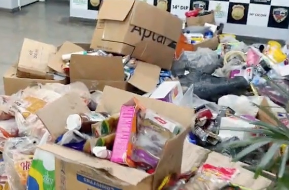 Produtos e alimentos vencidos são apreendidos em mercadinho na zona Leste de Manaus