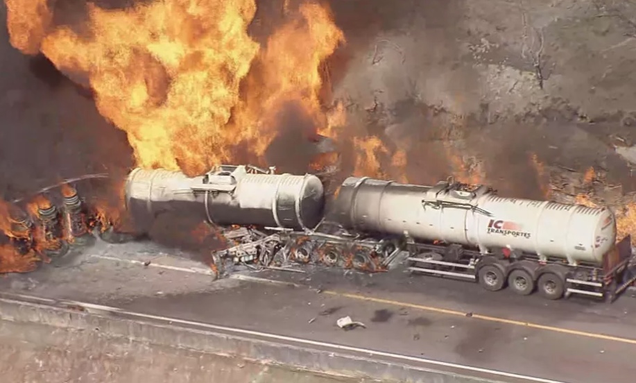 Carreta bate de frente com caminhão e motoristas morrem carbonizados em acidente