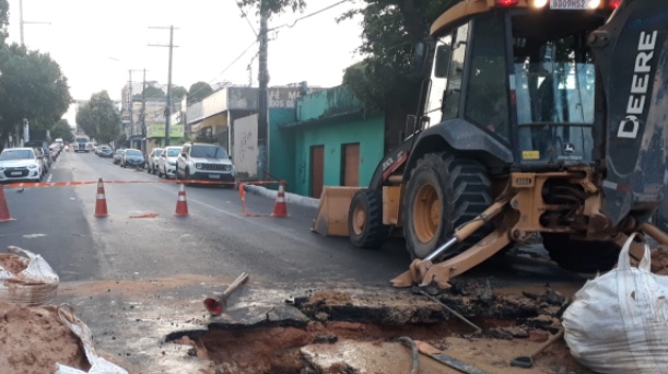 Cratera abre no meio de avenida e via é interditada em Manaus