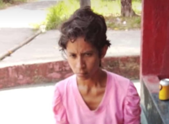 Moradores procuram por familiares de mulher encontrada vagando despida em Manaus