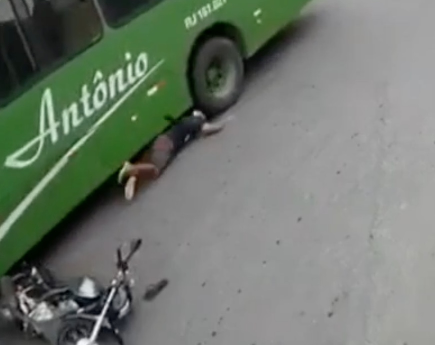 Capacete salva motociclista da morte; Vídeo chocante