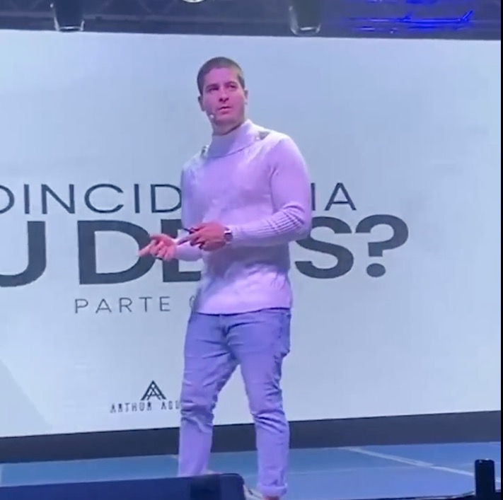 Arthur Aguiar cobra caro e lota palestra sobre história de vida, em NY; saiba quanto