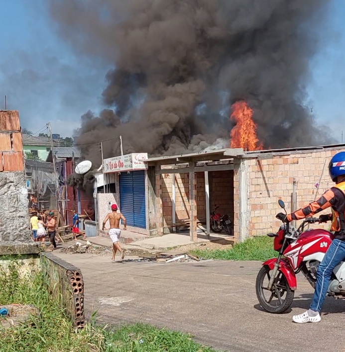 Incêndio de grandes proporções atinge casa no interior no Amazonas ; Vídeos