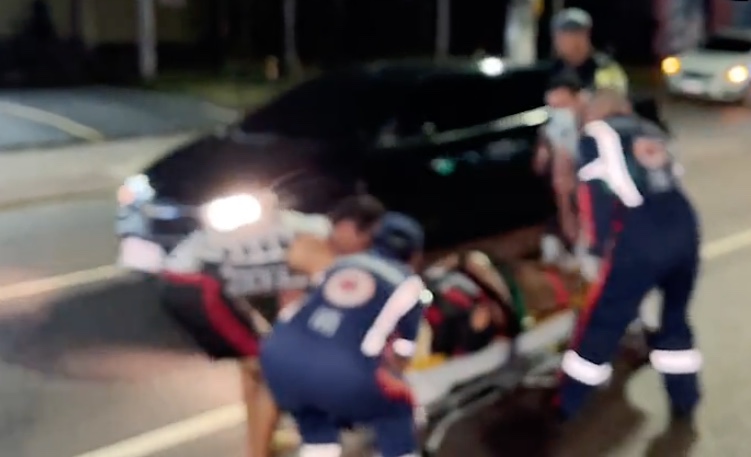 Pedestre é arremessado em acidente com motocicleta em Manaus 