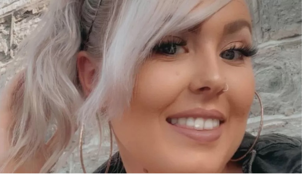 Com dor, mulher vai ao banheiro e descobre gravidez ao ver pés do bebê saindo