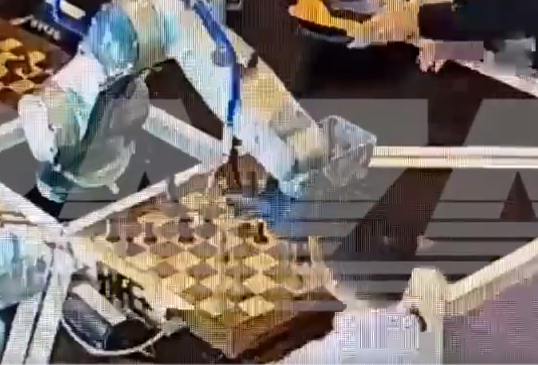 Robô quebra dedo de criança durante partida de xadrez; veja vídeo