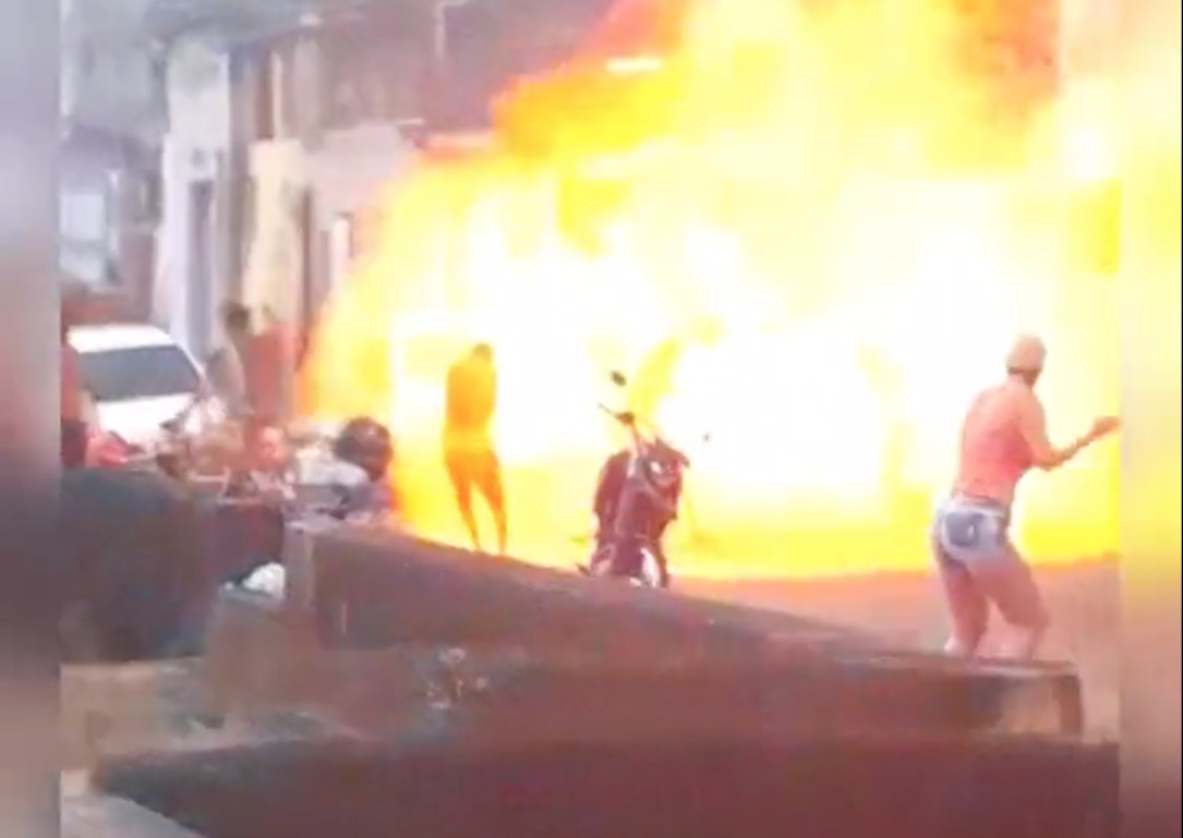 Vídeo: Homens são engolidos por bola de fogo após vazamento de gás