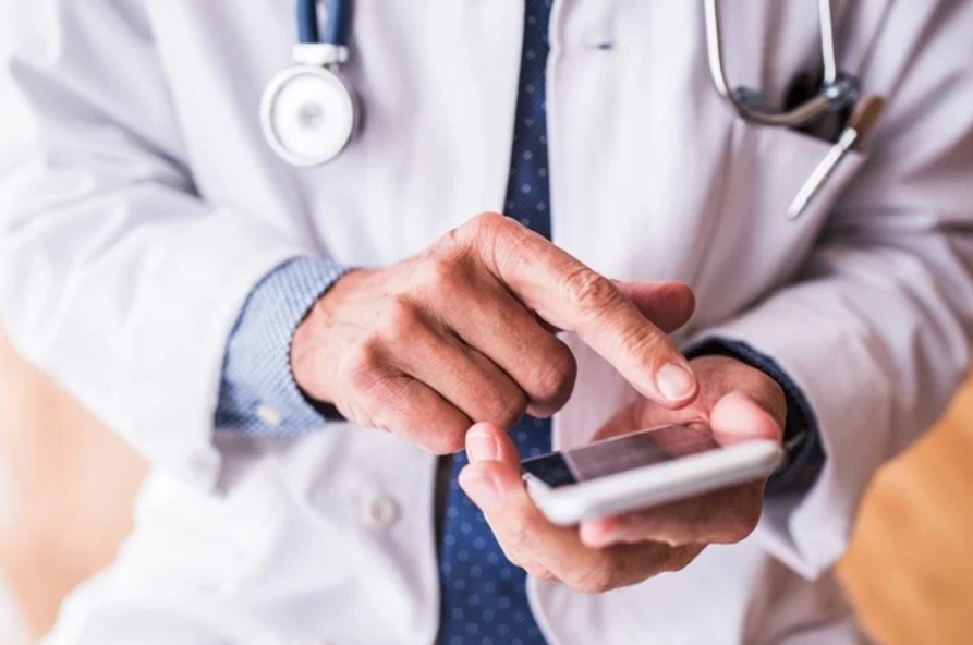 Médico descobre demissão ao receber mensagem no WhatsApp por engano