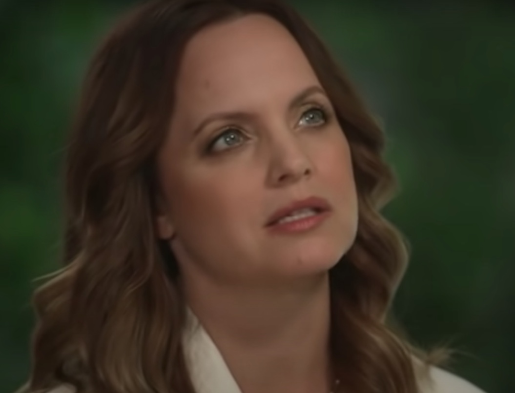 Atriz de ‘Beleza Americana’ revela que ex a manipulava para fazer ménages com mulheres