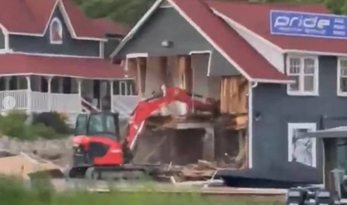 Operário é demitido e se vinga destruindo casas de luxo que havia erguido; vídeo