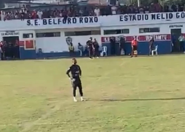 Vídeo: Torcida provoca goleiro Bruno com música citando Eliza Samudio e 'Macarrão' 