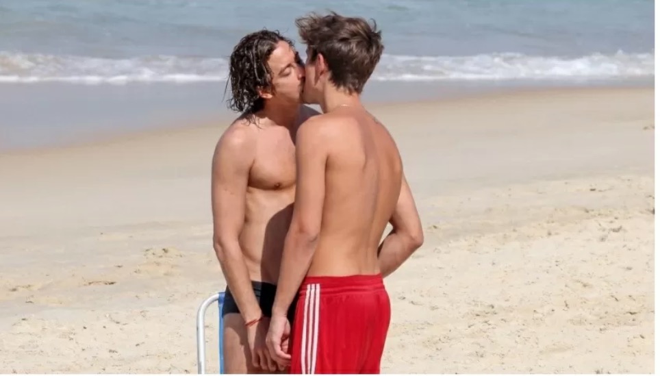 Jesuíta Barbosa, o Jove de Pantanal, é flagrado aos beijos com rapaz na praia