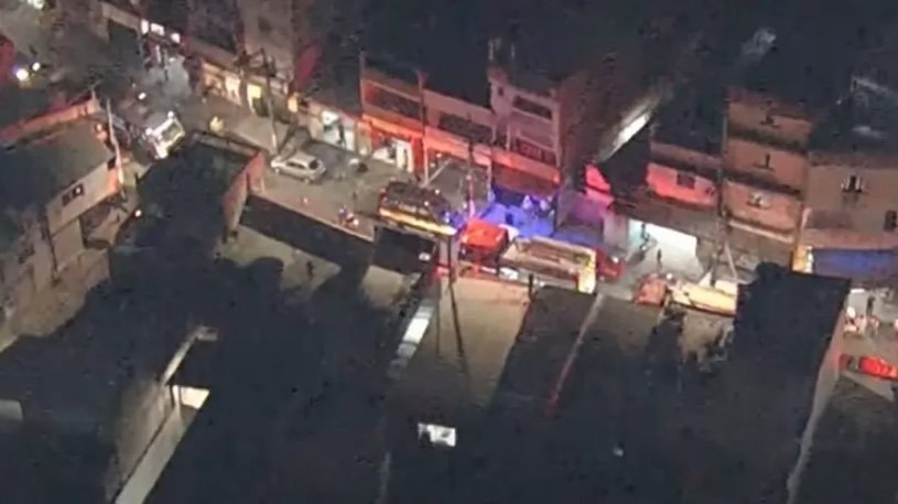 Duas pessoas morrem após helicóptero cair no meio de avenida 