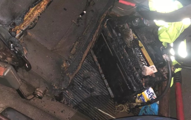 Criança tem corpo 55% queimado após bateria de carro explodir