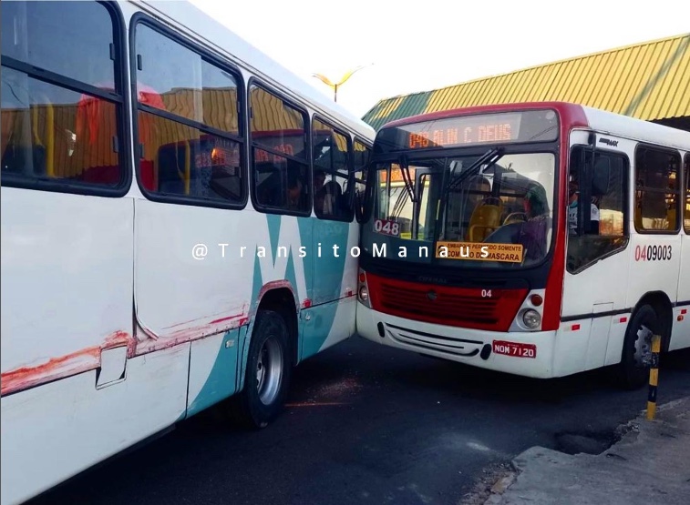 Acidente entre ônibus dentro do T3 assusta passageiros em Manaus