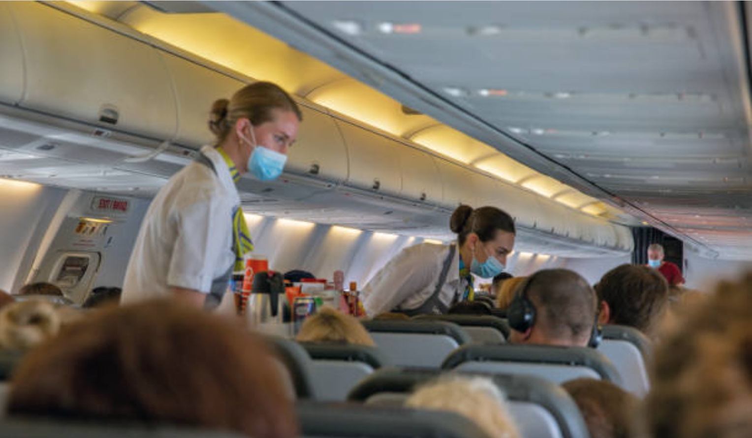 Aeromoça sofre fratura na coluna e fica sem se mexer após impacto durante pouso de avião