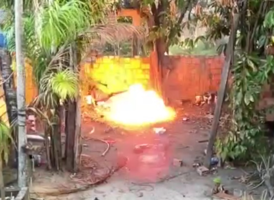 Vídeos: Explosivos são detonados após serem achados em quintal de casa em Manaus
