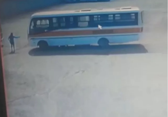 Mulher tenta parar ônibus em movimento e morre prensada; vídeo 