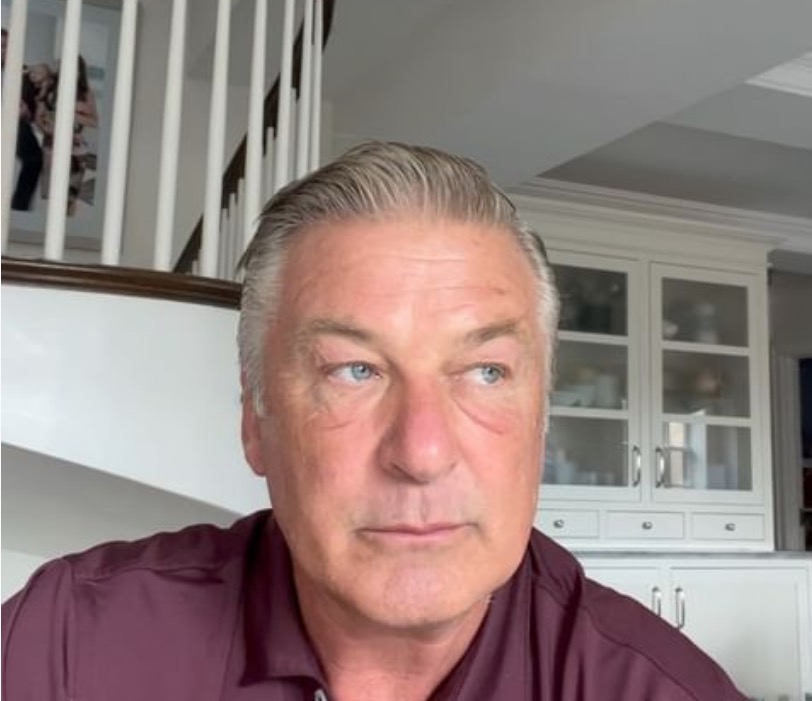 FBI contradiz Alec Baldwin e diz que arma que matou diretora teve gatilho puxado