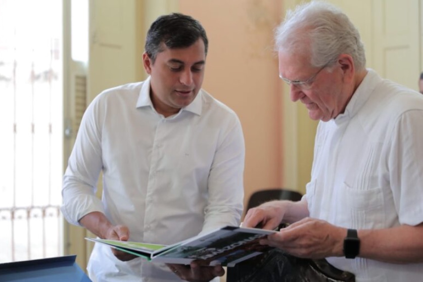 Wilson Lima reúne com arcebispo de Manaus e entrega imagem de santo como presente ao Papa