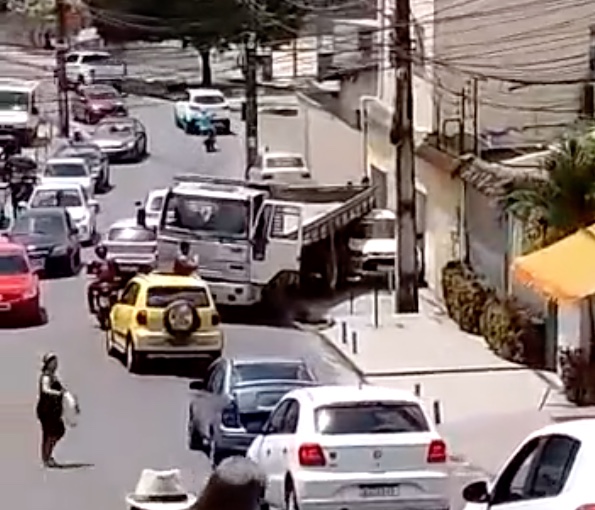 Vídeo: Caminhão desgovernado desce ladeira e arrasta carro em Manaus