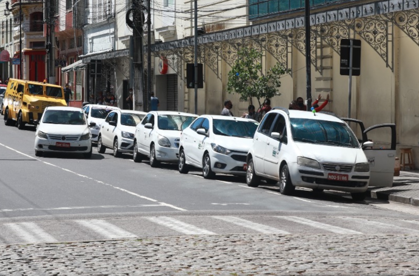 Mais de 1,6 mil taxistas são cadastrados para receber auxílio de R$ 1 mil em Manaus