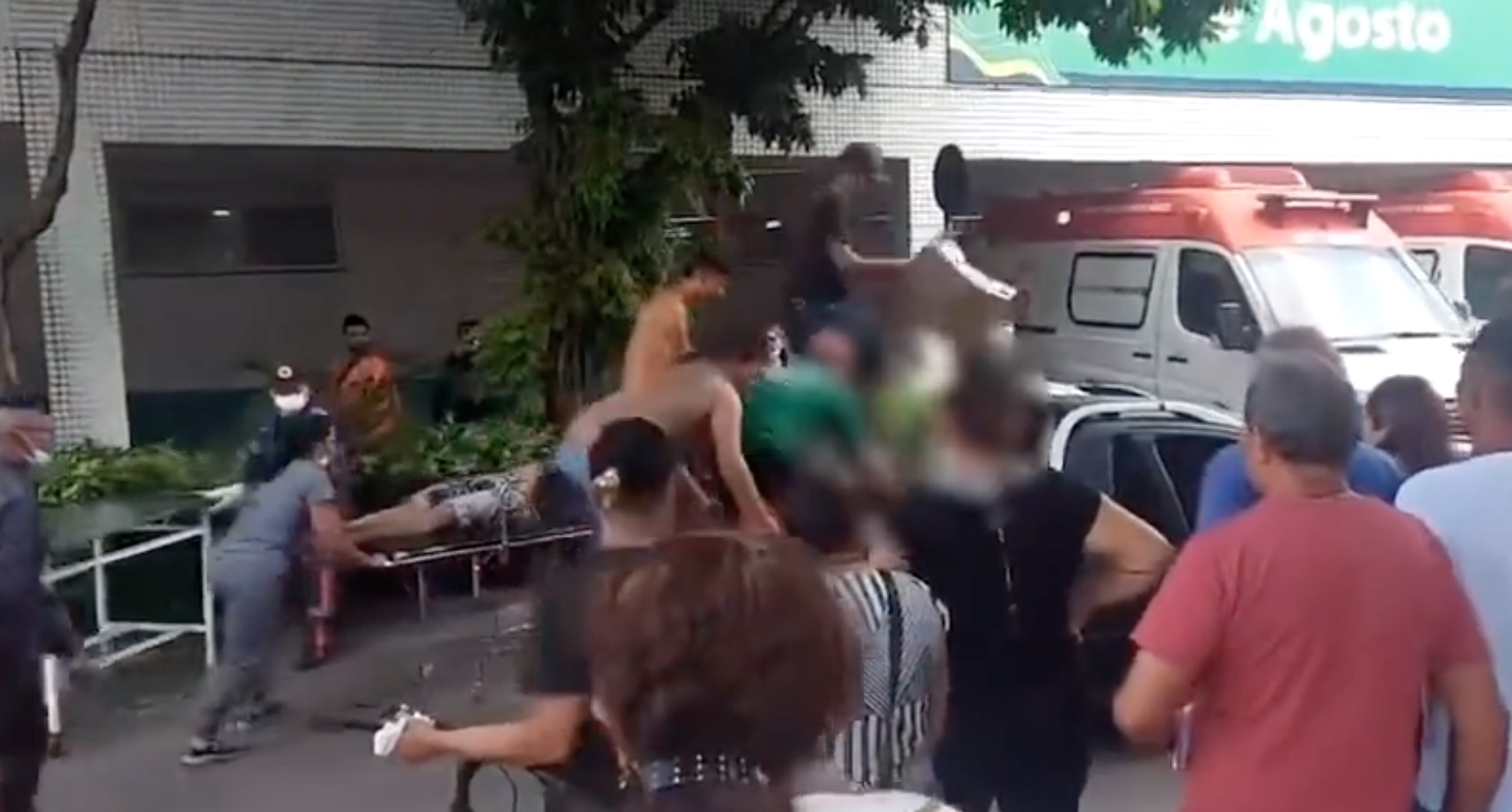 Vídeo mostra vítimas de incêndio no Mercado Adolpho Lisboa chegando em hospital em Manaus