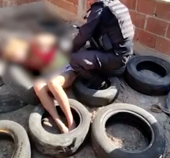 Mulher prestes a ser queimada viva em pneus é resgatada pela PM