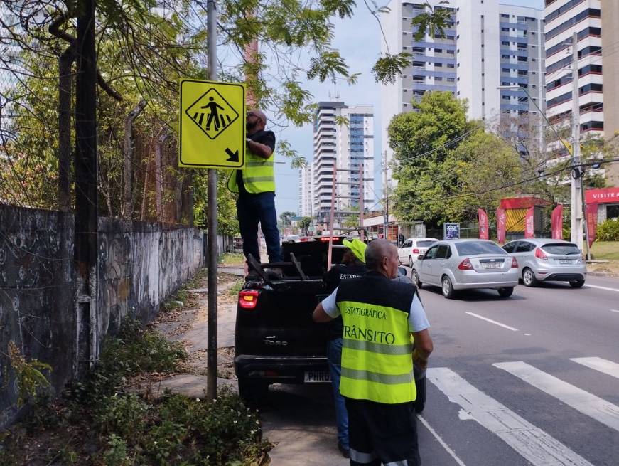 Placas de pedestres mais visíveis são instaladas em avenidas de Manaus