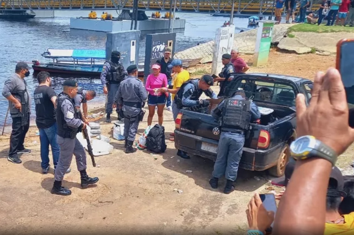 Polícia apreende drogas escondidas em caixa de isopor junto de gelo e peixe no Amazonas
