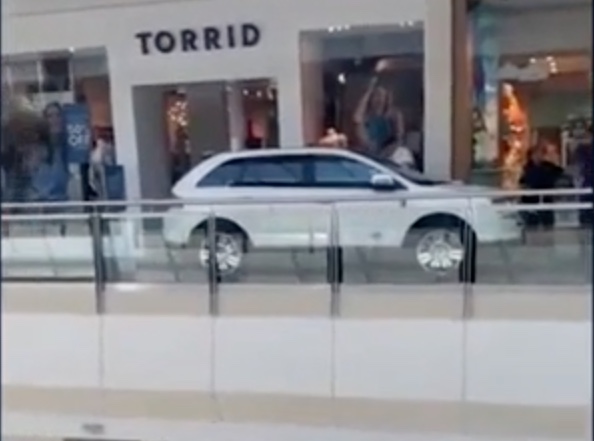 Idosa se confunde e vai parar com o carro no segundo andar de shopping