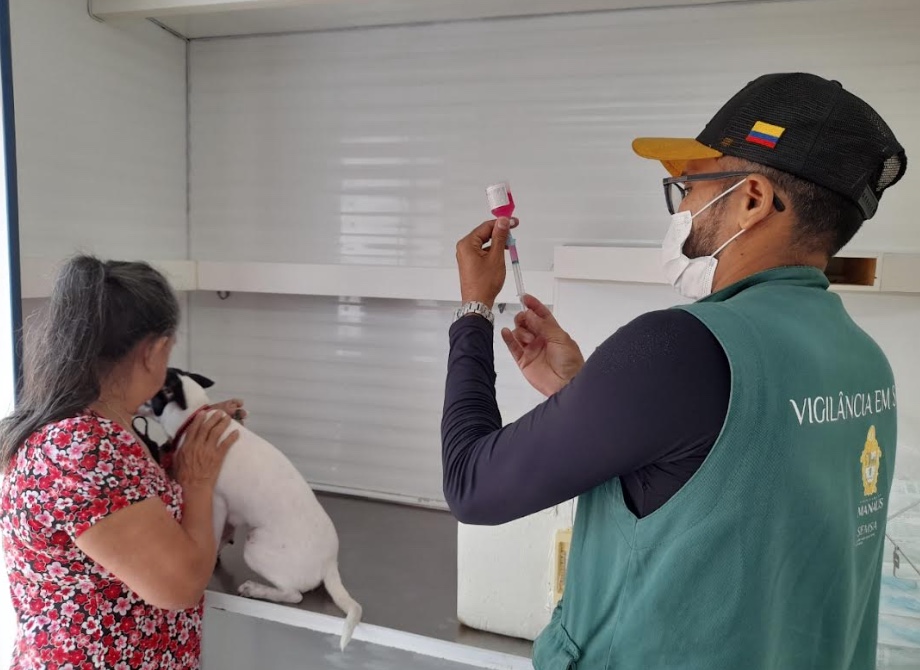 Unidade móvel oferta vacinação antirrábica na zona Norte de Manaus