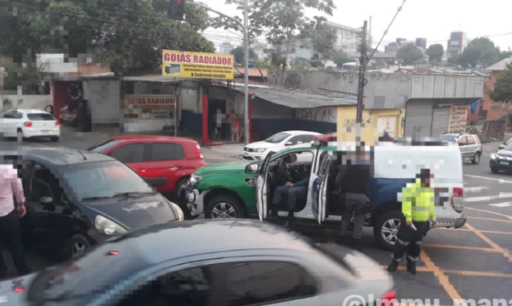 Acidente entre carro e viatura da polícia deixa pessoa ferida em avenida de Manaus 