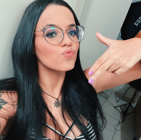 Influencer retira mais de 30 nódulos após procedimento estético dar errado 