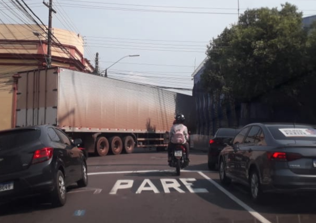 Caminhão tem pane mecânica em curva e bloqueia avenidas em Manaus