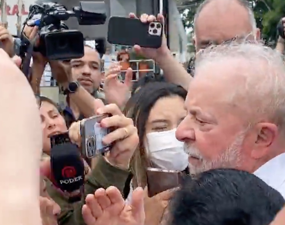 Lula visita fábrica de motos em Manaus e se prepara para megacomício