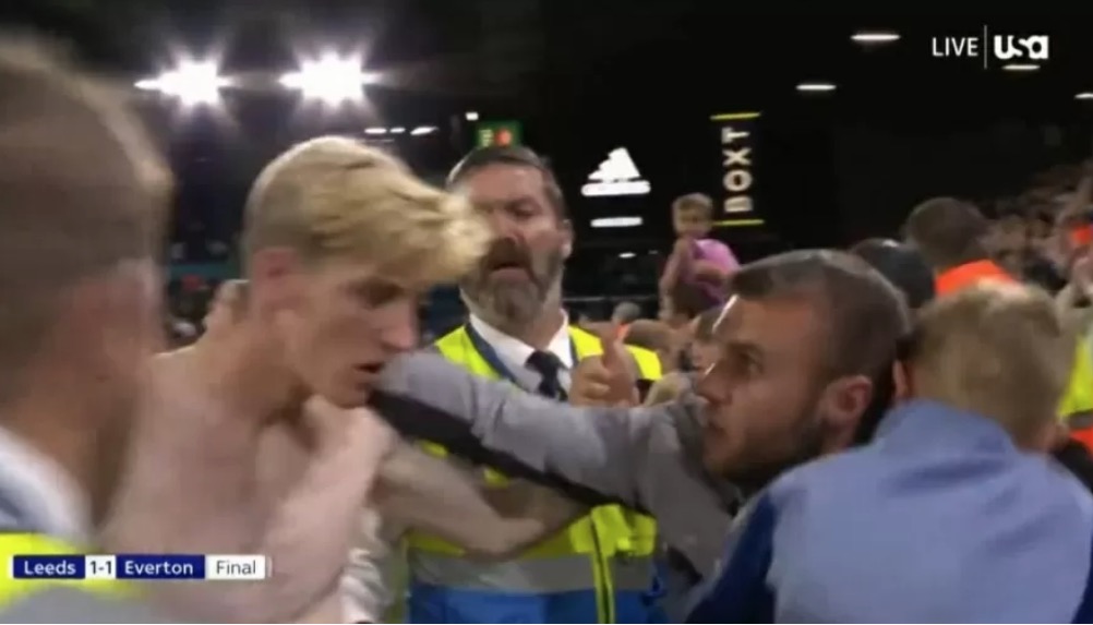 Torcedor deixa filho cair do colo ao tentar tietar jogador durante jogo